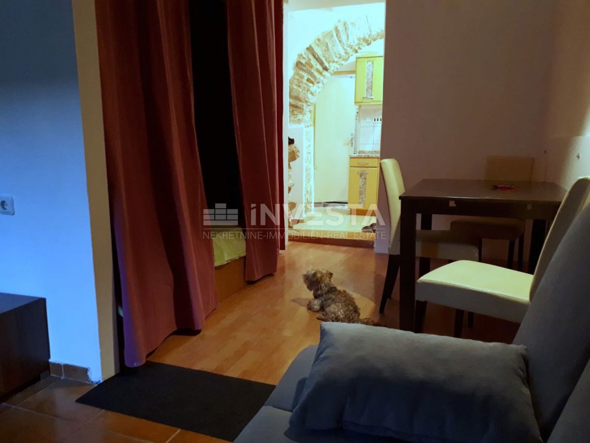 Pula, stan v manjši stavbi z dvema najemnikoma blizu Arene.