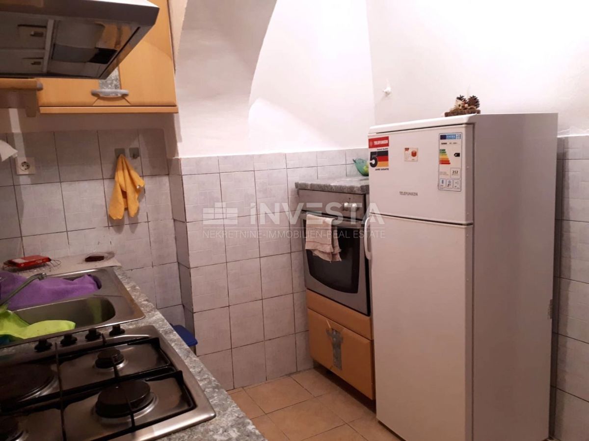 Pula, stan v manjši stavbi z dvema najemnikoma blizu Arene.