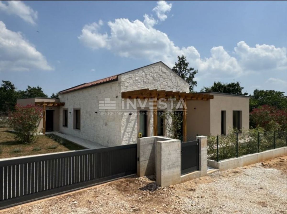 Novo zgrajena vila s ogrevanim bazenom v osrednji Istri