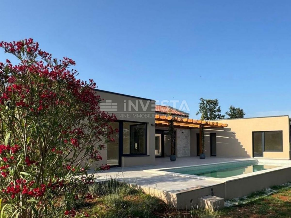Novo zgrajena vila s ogrevanim bazenom v osrednji Istri