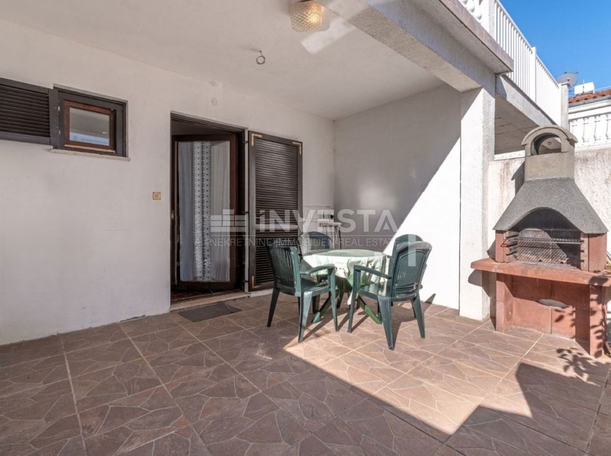 Barbariga, urejen dvoetažni apartma s pogledom na morje.