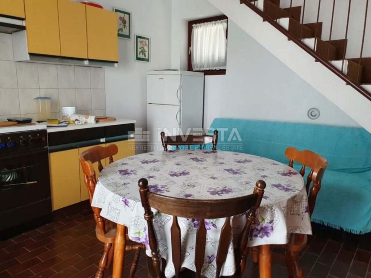 Barbariga, urejen dvoetažni apartma s pogledom na morje.