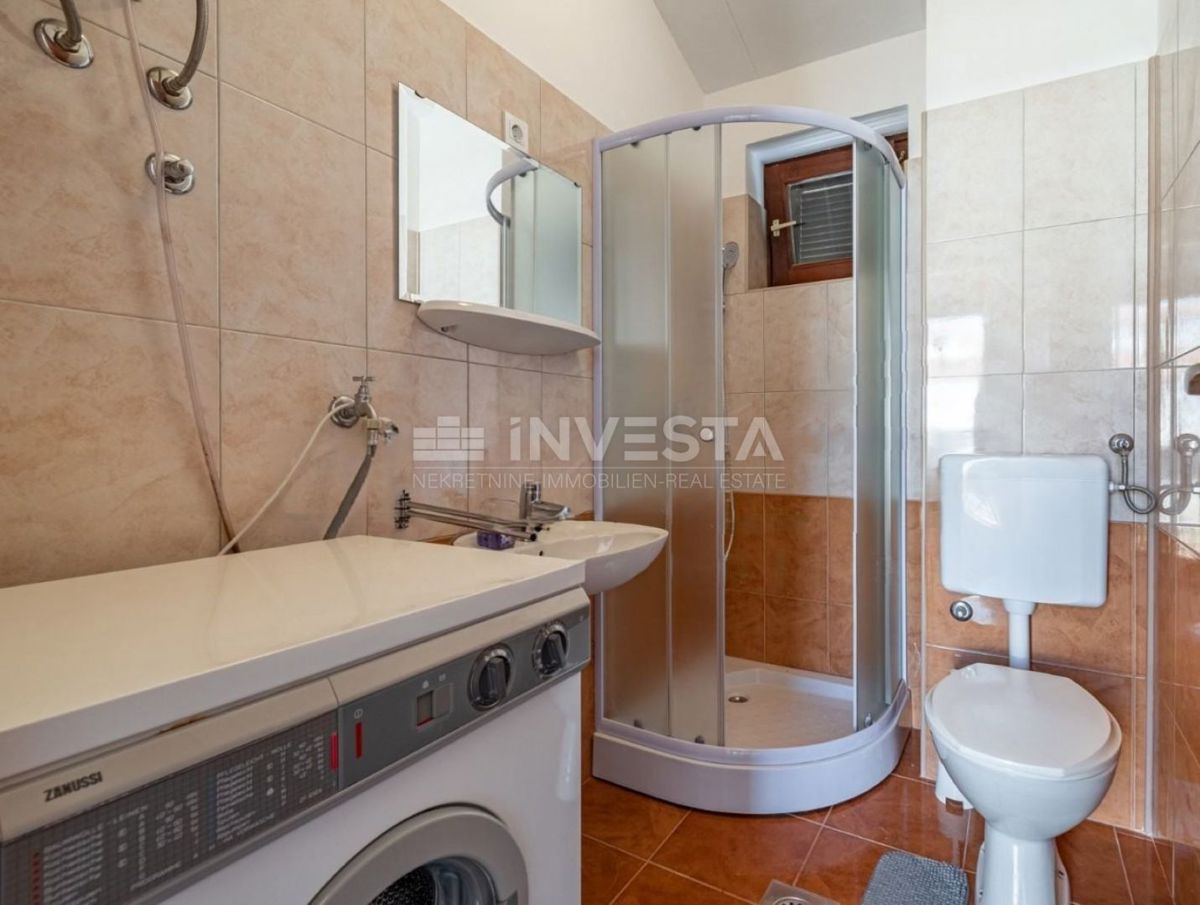 Barbariga, urejen dvoetažni apartma s pogledom na morje.