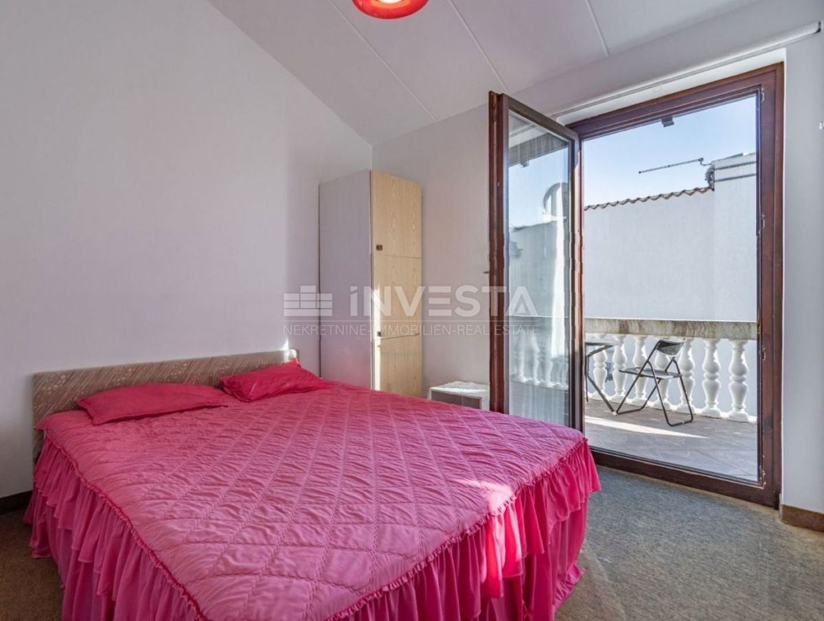Barbariga, urejen dvoetažni apartma s pogledom na morje.