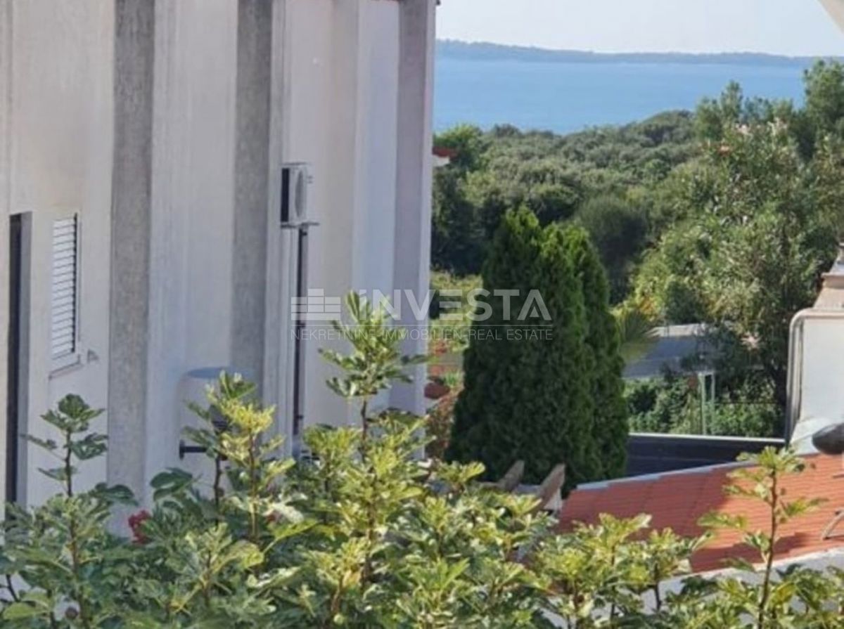 Barbariga, urejen dvoetažni apartma s pogledom na morje.