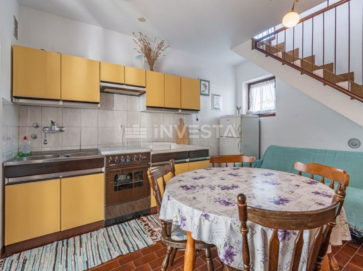 Barbariga, urejen dvoetažni apartma s pogledom na morje.