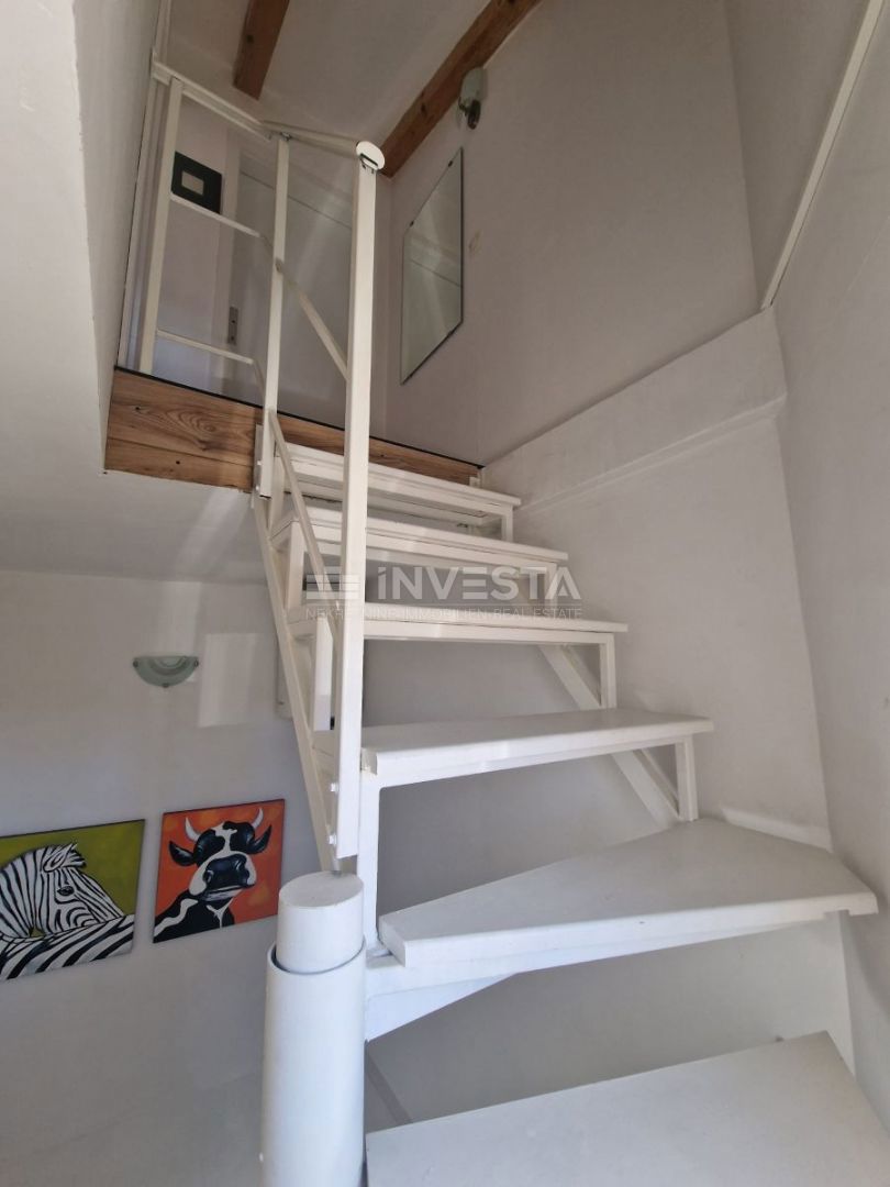 Rovinj, dvoetažno stanovanje, 2 opremljena studio apartmaja