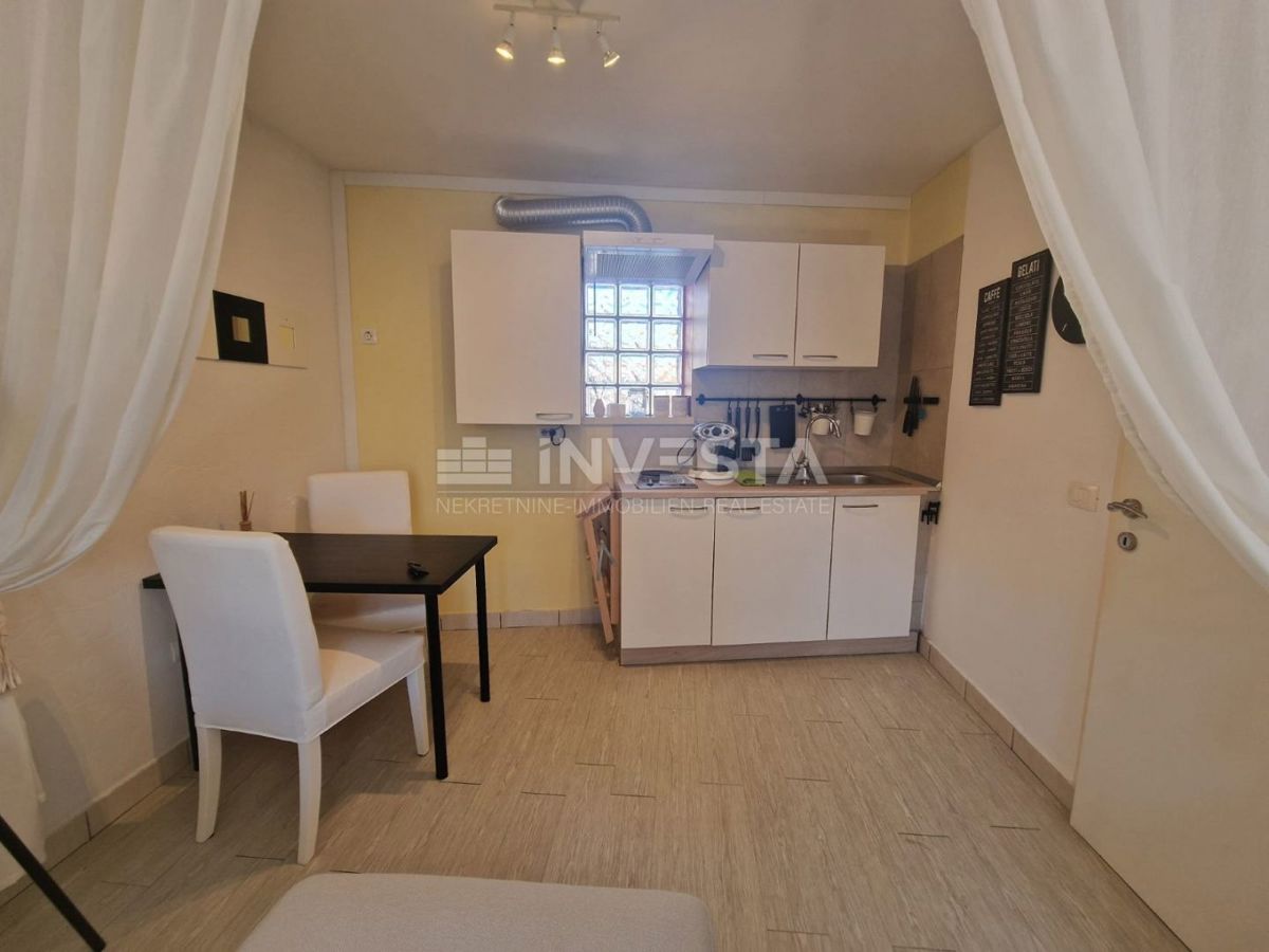 Rovinj, dvoetažno stanovanje, 2 opremljena studio apartmaja