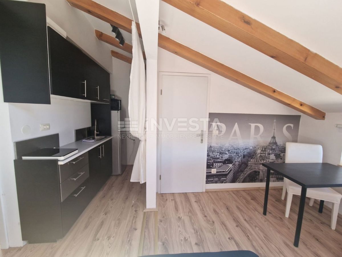 Rovinj, dvoetažno stanovanje, 2 opremljena studio apartmaja