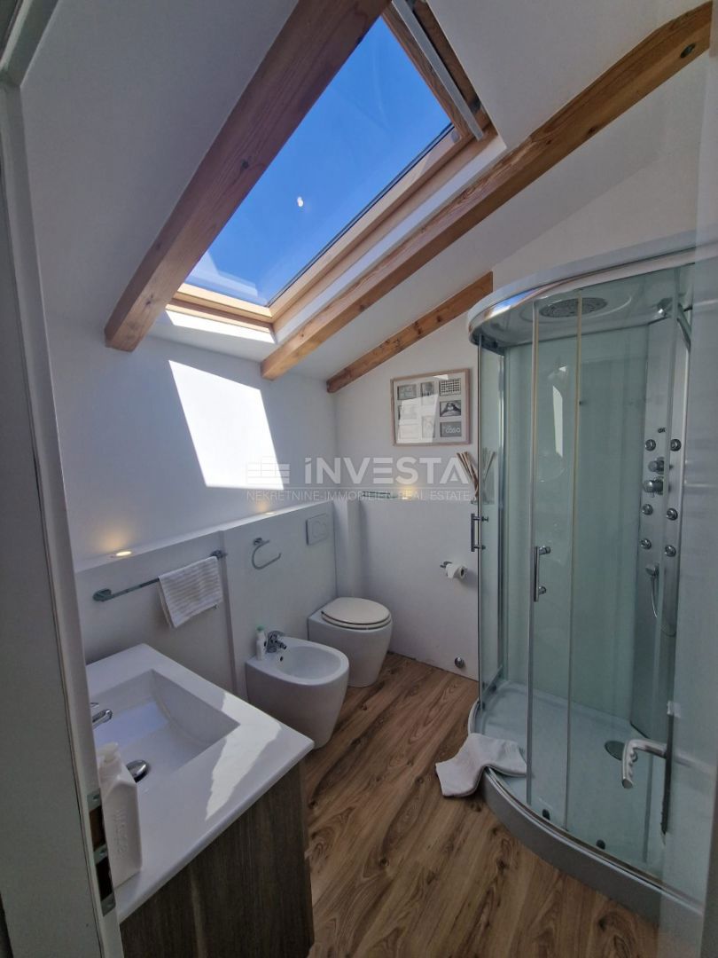 Rovinj, dvoetažno stanovanje, 2 opremljena studio apartmaja