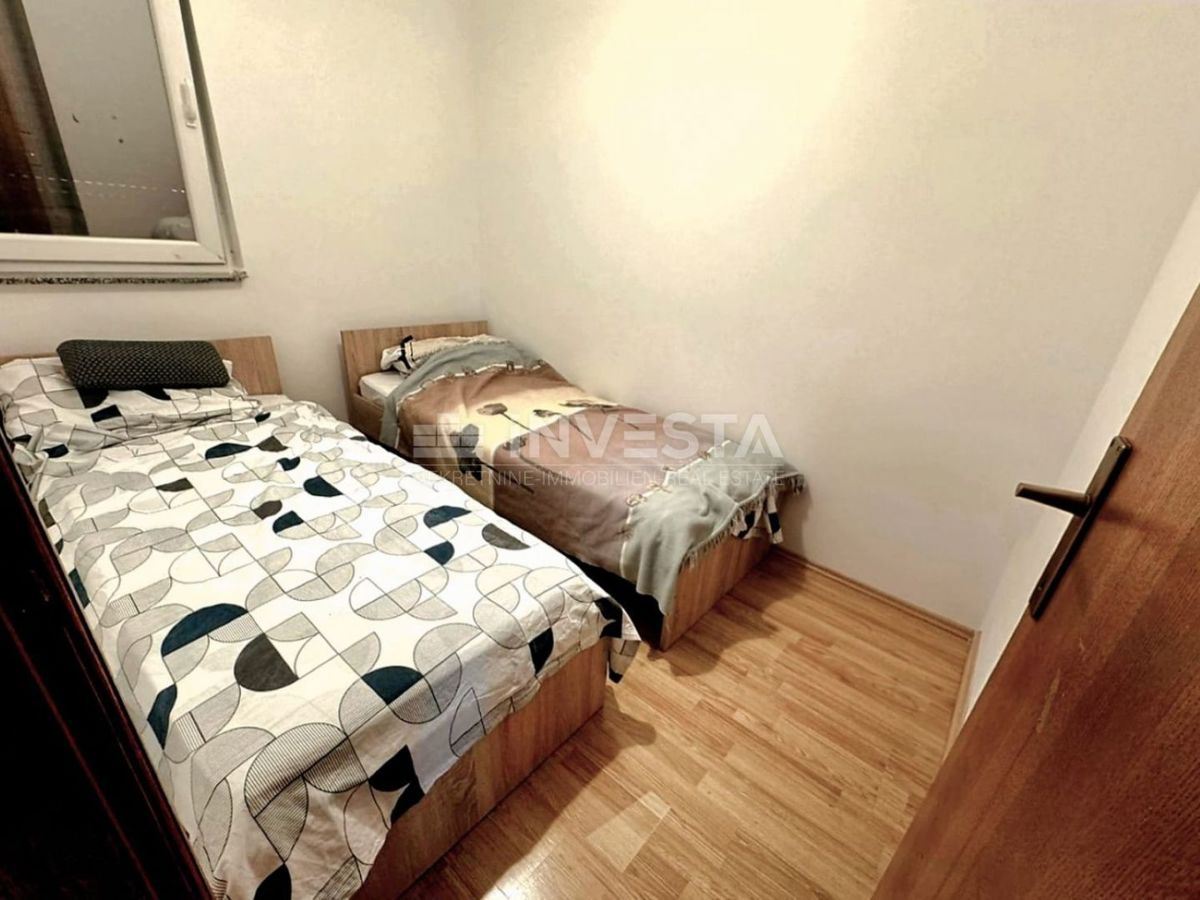 Stanovanje v pritličju z 2 spalnicama, atraktivna lokacija blizu morja