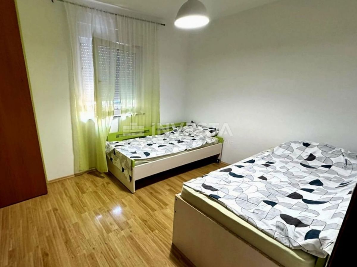 Stanovanje v pritličju z 2 spalnicama, atraktivna lokacija blizu morja