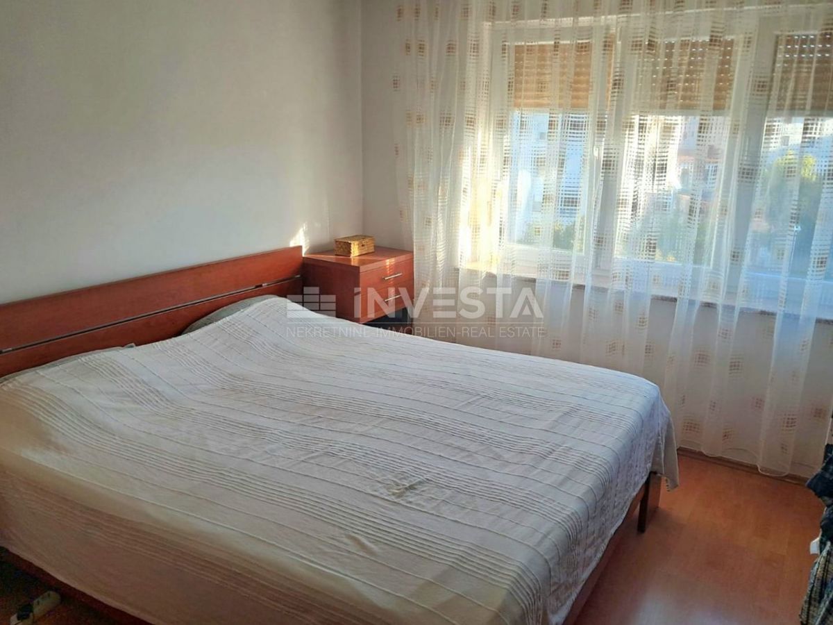 Pulj, stanovanje z 2 spalnicama, ložo, balkonom in shrambo, blizu centra