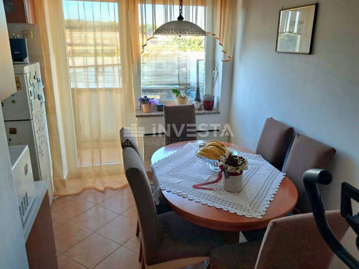 Pulj, stanovanje z 2 spalnicama, ložo, balkonom in shrambo, blizu centra