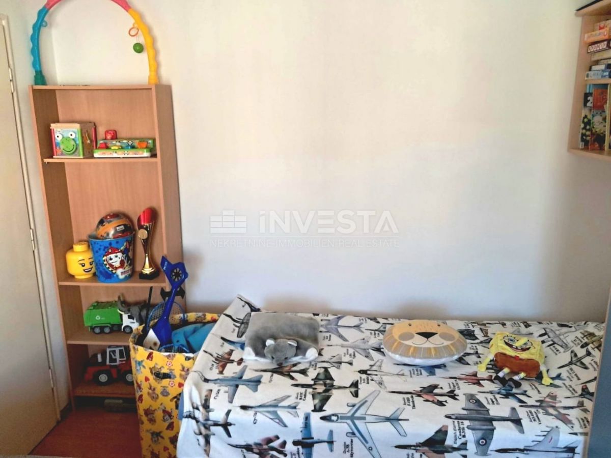 Pulj, stanovanje z 2 spalnicama, ložo, balkonom in shrambo, blizu centra