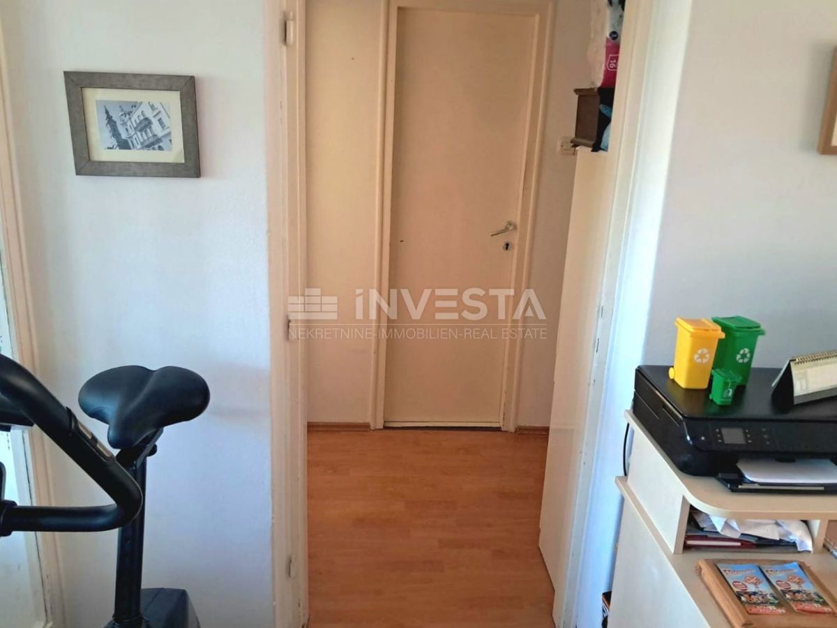 Pulj, stanovanje z 2 spalnicama, ložo, balkonom in shrambo, blizu centra