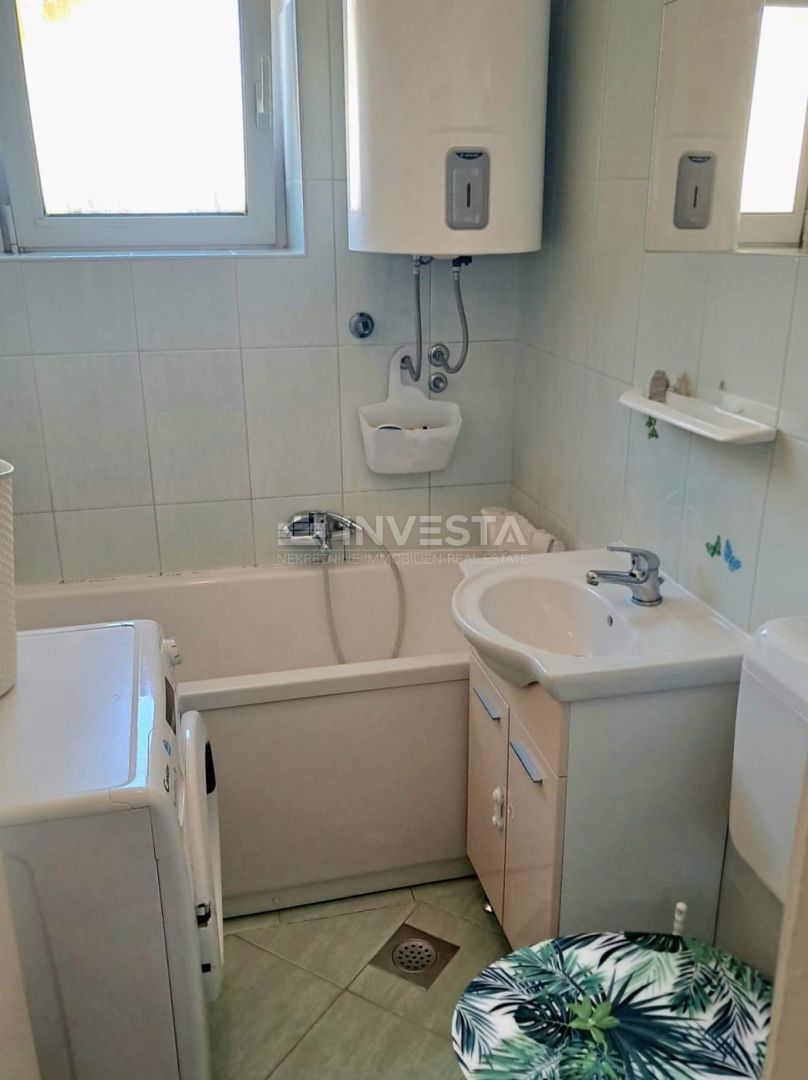 Pulj, stanovanje z 2 spalnicama, ložo, balkonom in shrambo, blizu centra