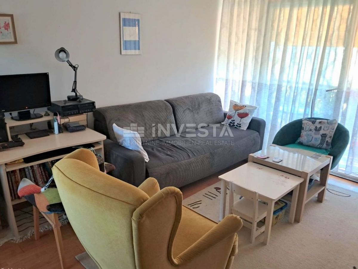 Pulj, stanovanje z 2 spalnicama, ložo, balkonom in shrambo, blizu centra