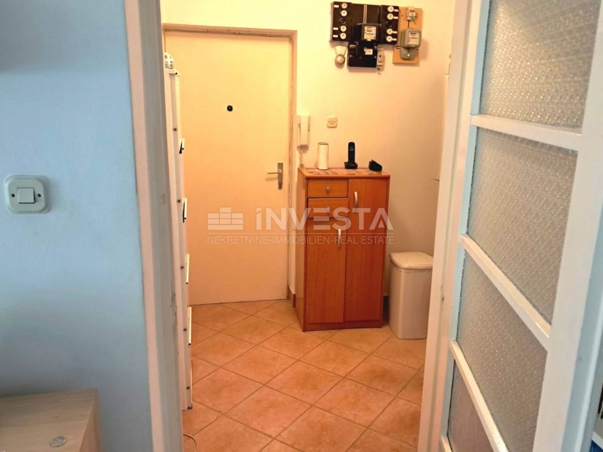 Pulj, stanovanje z 2 spalnicama, ložo, balkonom in shrambo, blizu centra