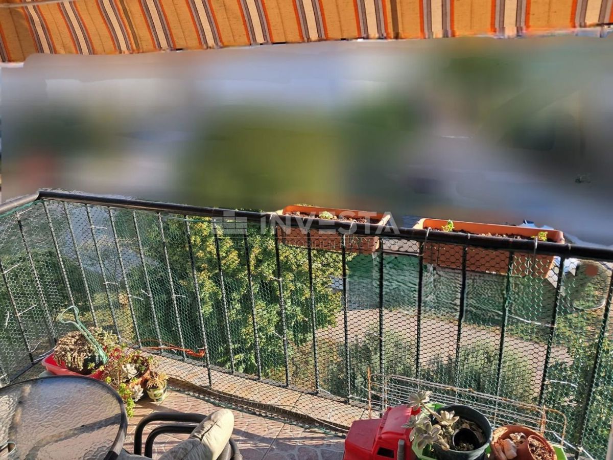 Pulj, stanovanje z 2 spalnicama, ložo, balkonom in shrambo, blizu centra