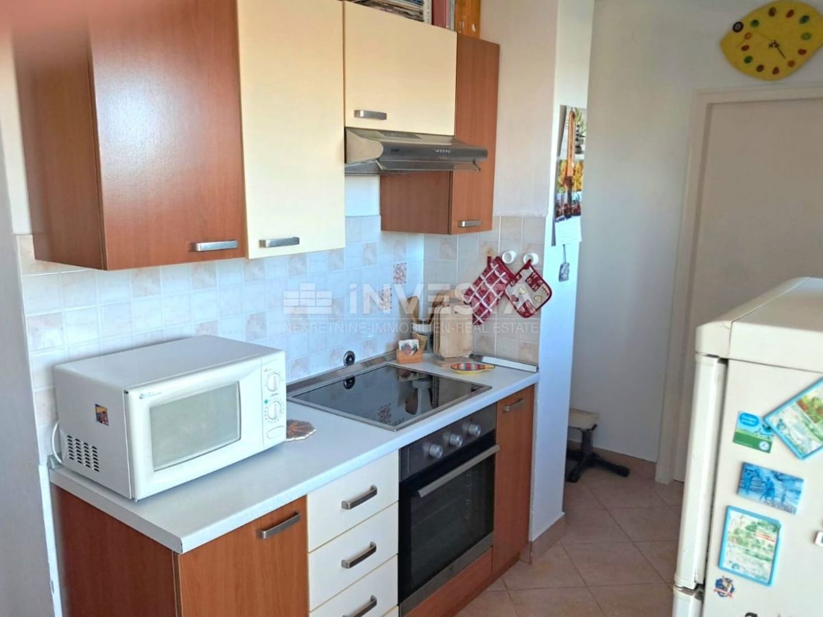 Pulj, stanovanje z 2 spalnicama, ložo, balkonom in shrambo, blizu centra