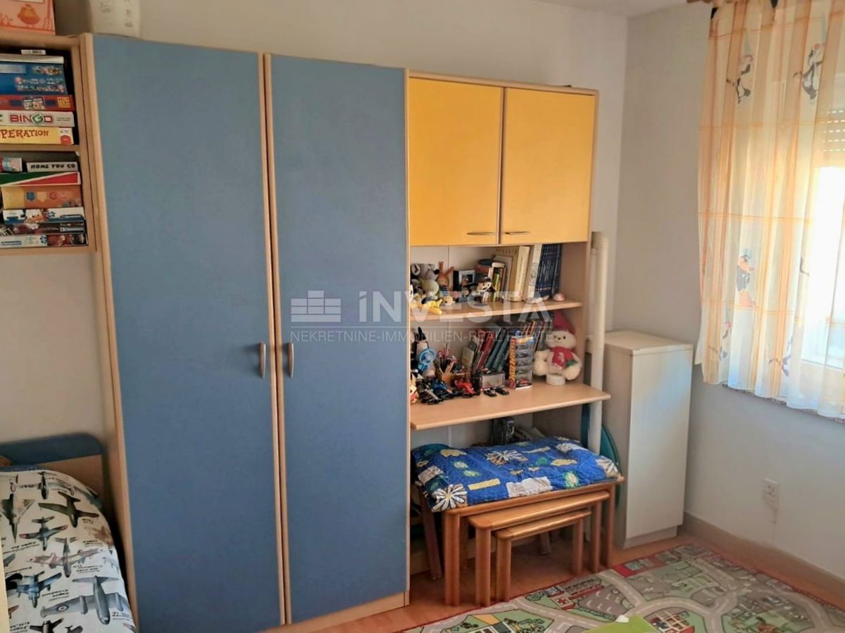 Pulj, stanovanje z 2 spalnicama, ložo, balkonom in shrambo, blizu centra