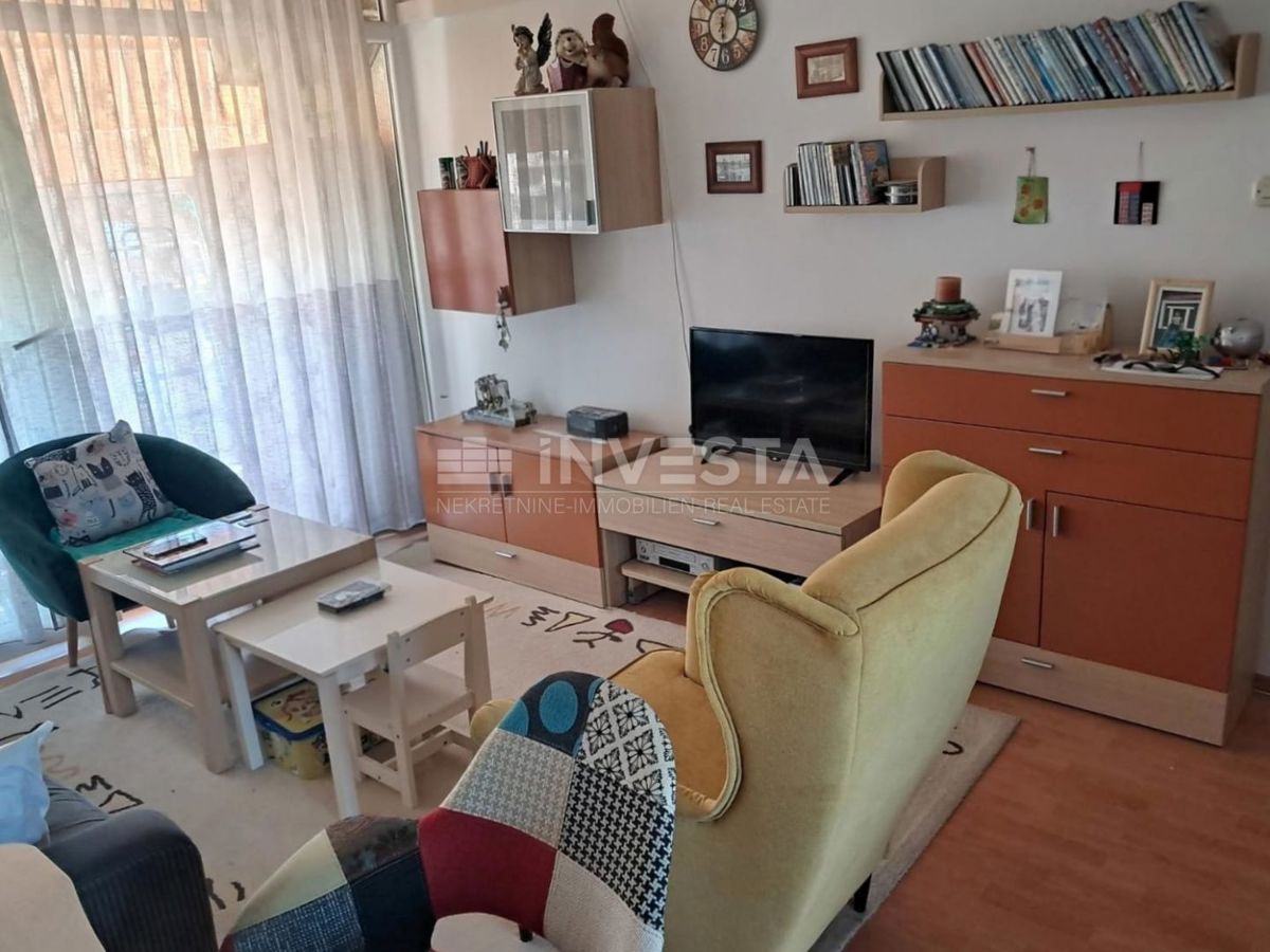 Pulj, stanovanje z 2 spalnicama, ložo, balkonom in shrambo, blizu centra