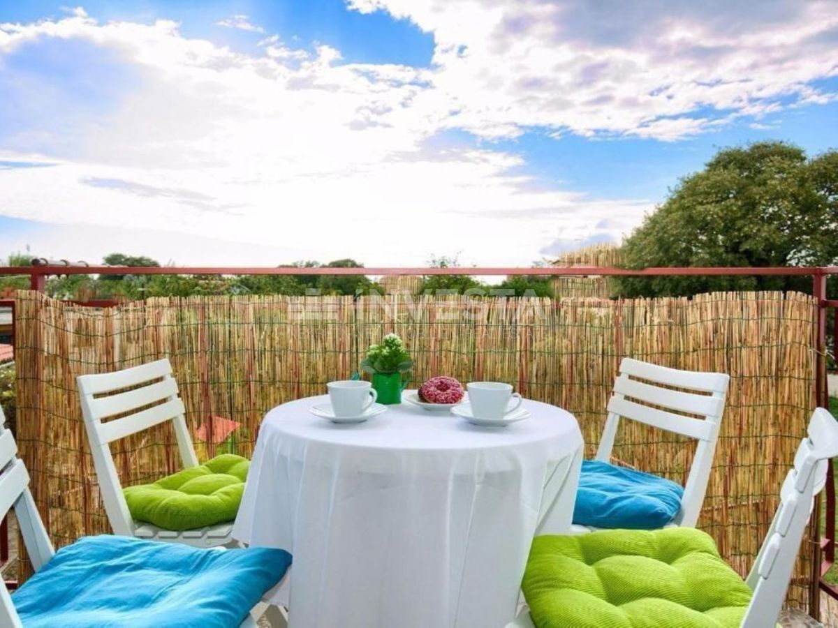 Peroj, trietažna hiša s prostornim vrtom, blizu morja