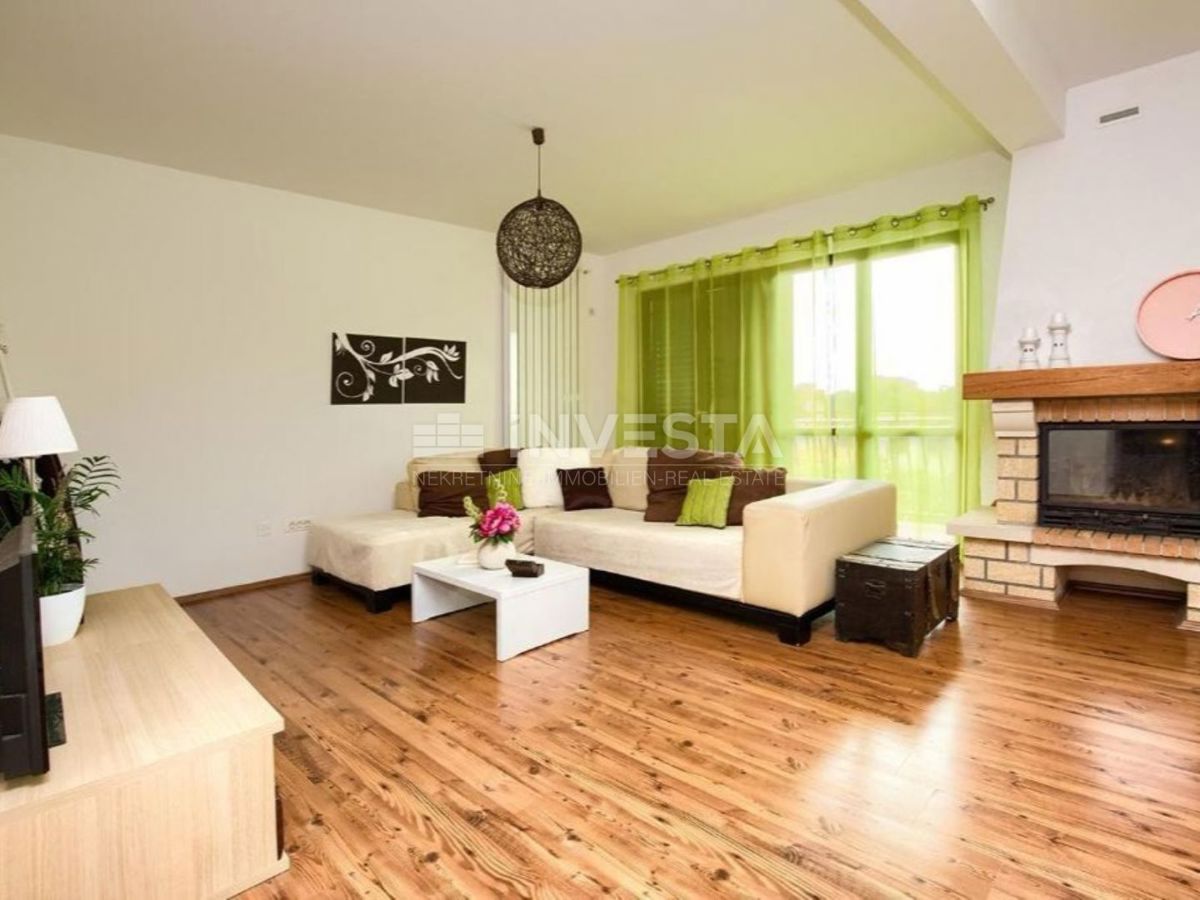 Peroj, trietažna hiša s prostornim vrtom, blizu morja