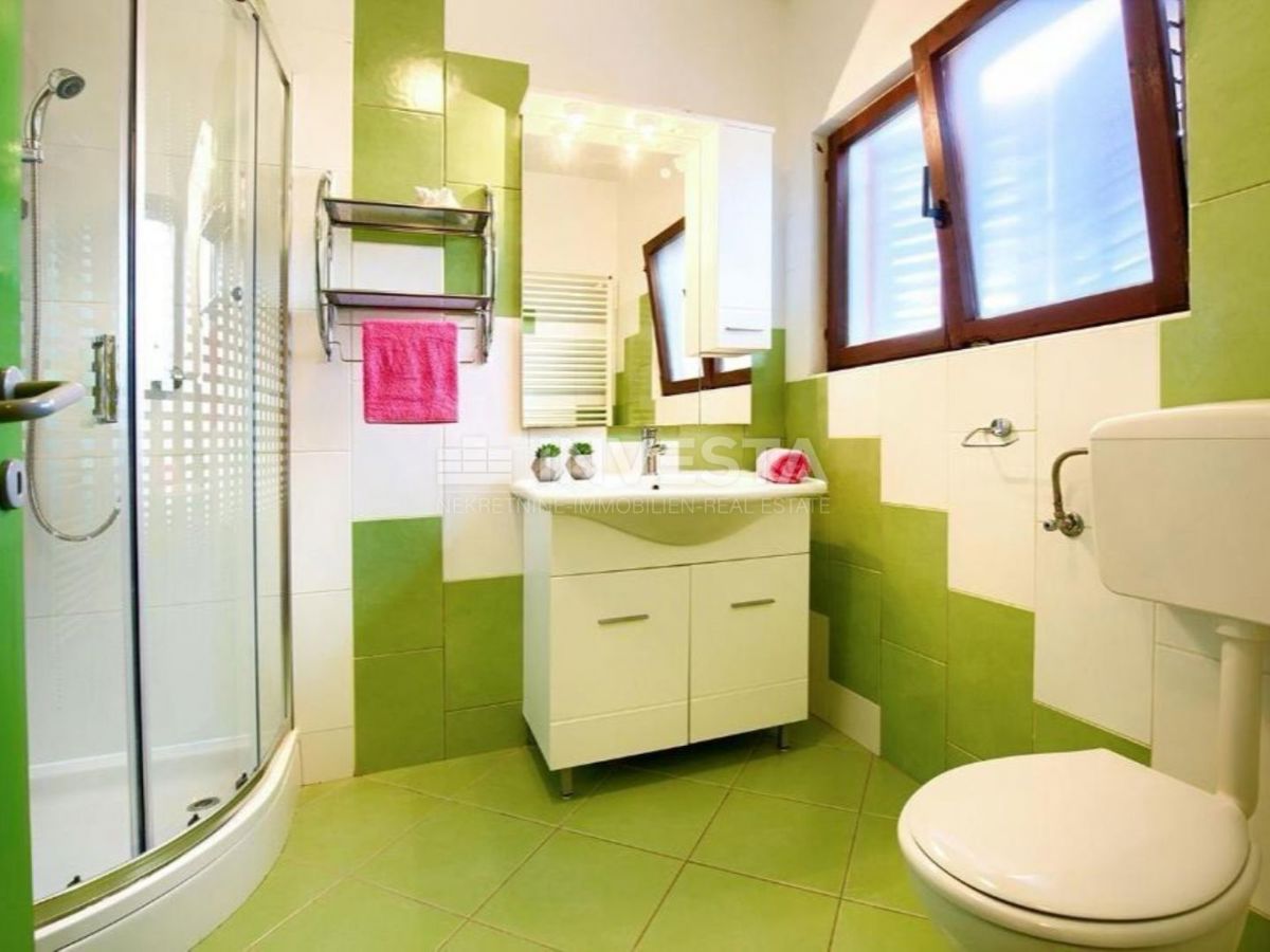 Peroj, trietažna hiša s prostornim vrtom, blizu morja