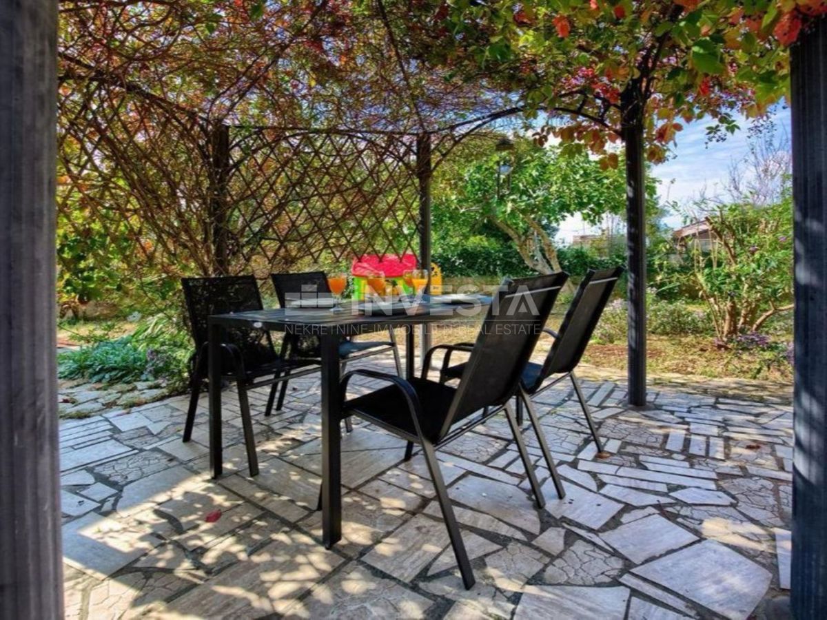 Peroj, trietažna hiša s prostornim vrtom, blizu morja