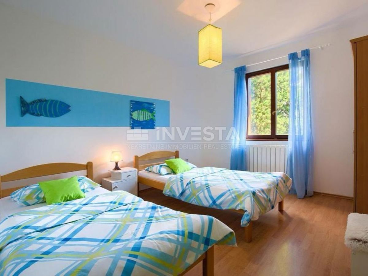 Peroj, trietažna hiša s prostornim vrtom, blizu morja