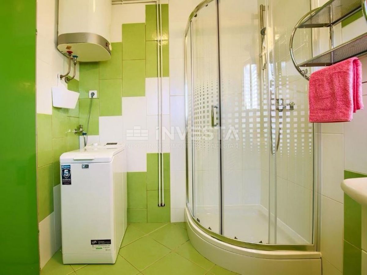 Peroj, trietažna hiša s prostornim vrtom, blizu morja