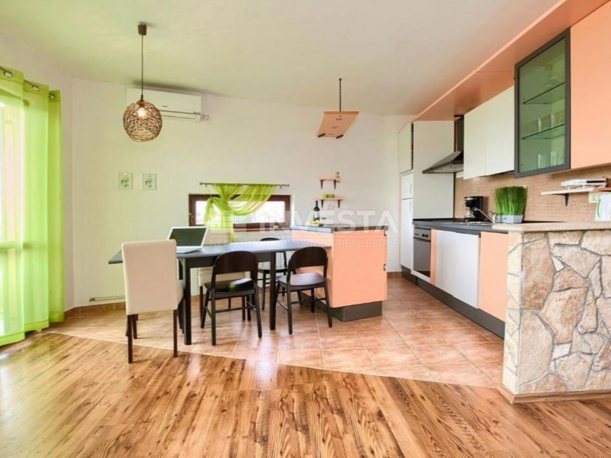 Peroj, trietažna hiša s prostornim vrtom, blizu morja