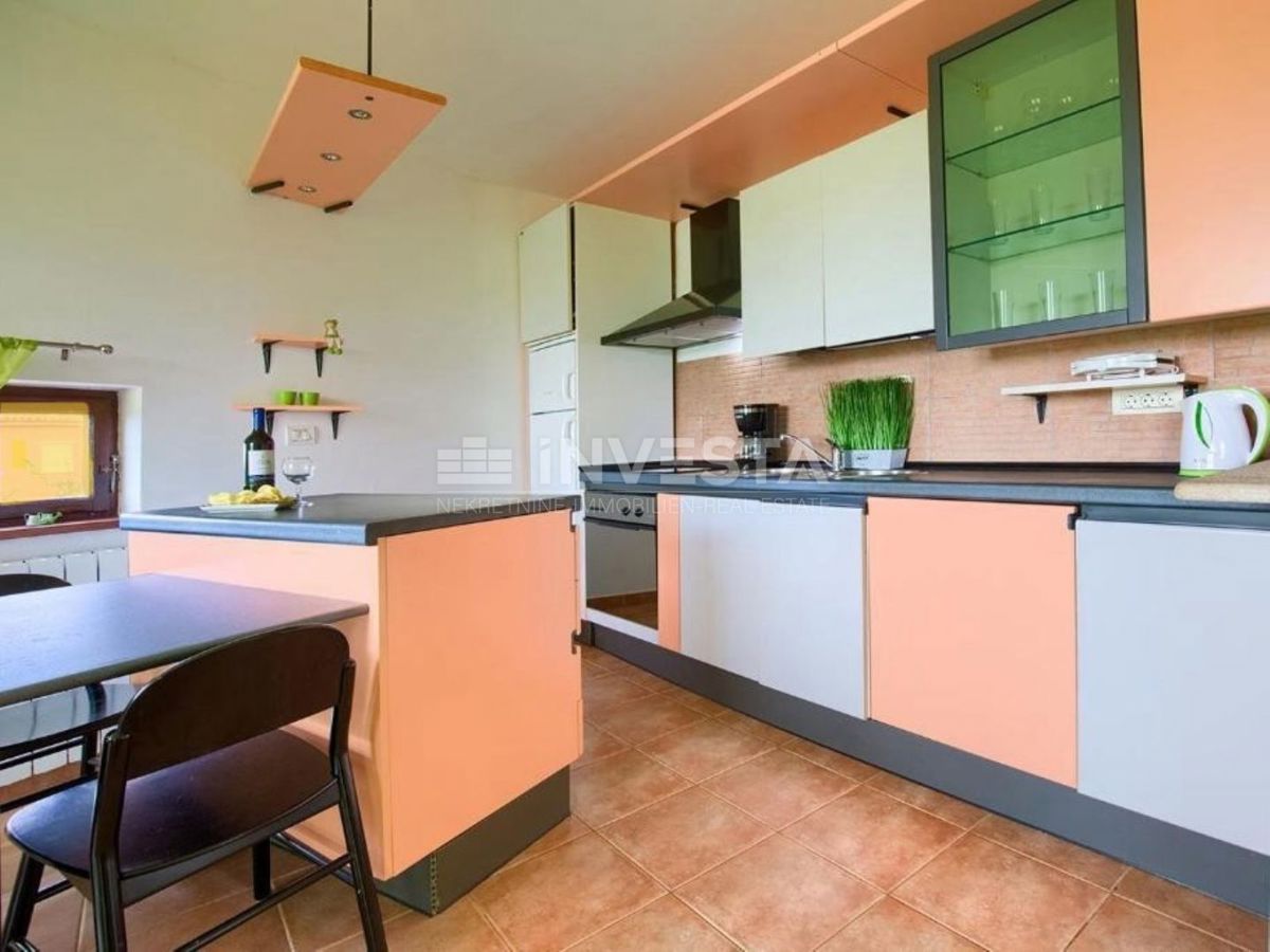 Peroj, trietažna hiša s prostornim vrtom, blizu morja