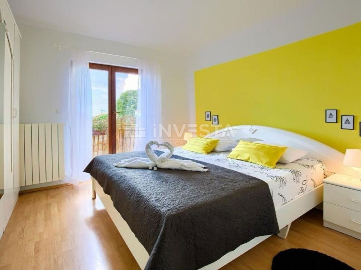 Peroj, trietažna hiša s prostornim vrtom, blizu morja