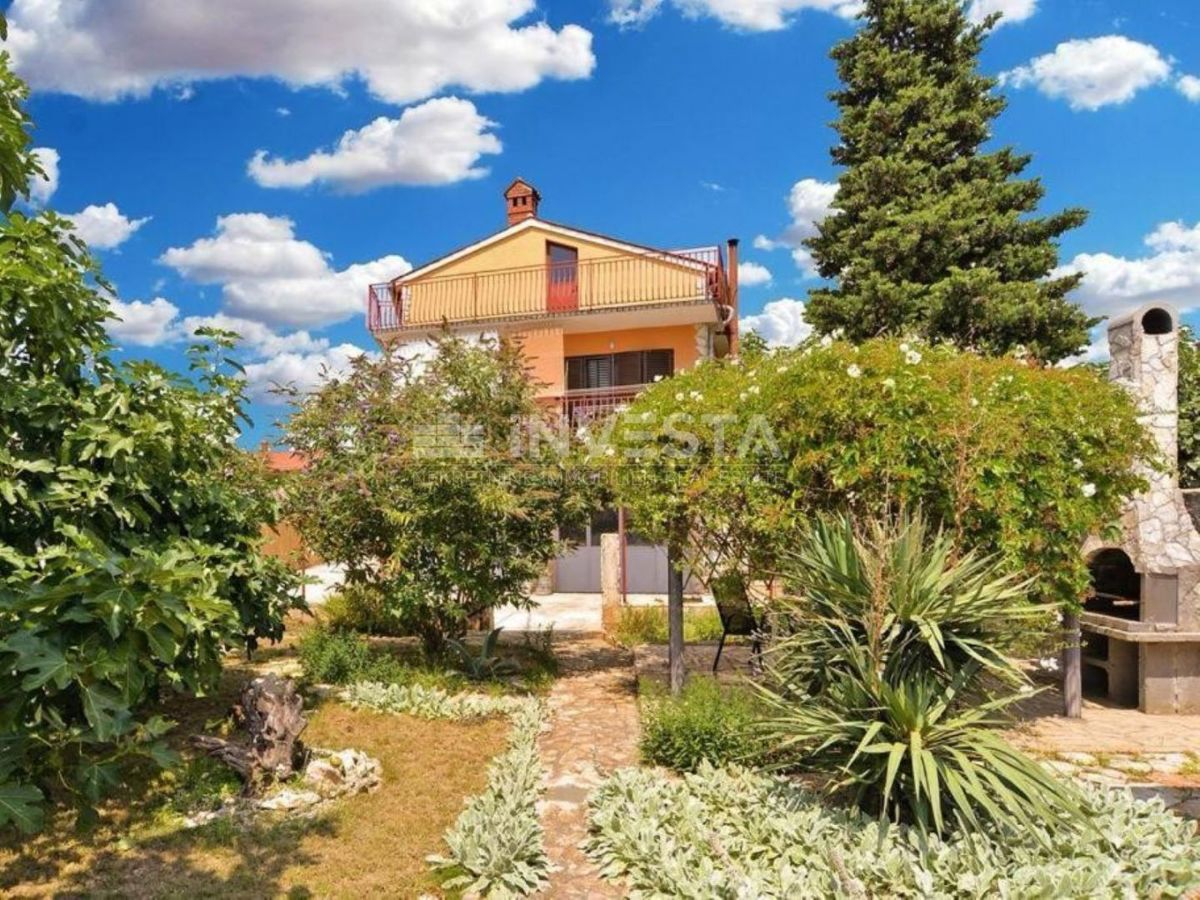 Peroj, trietažna hiša s prostornim vrtom, blizu morja