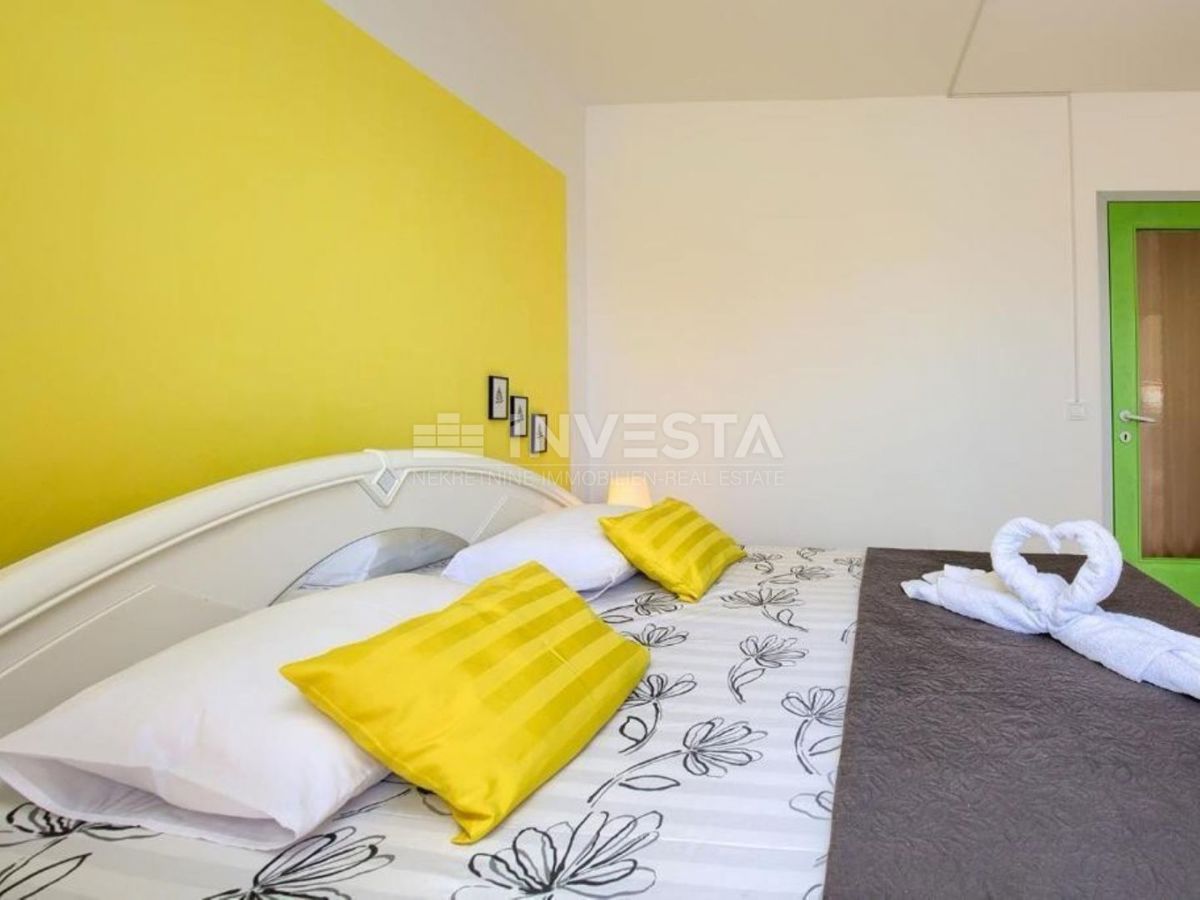 Peroj, trietažna hiša s prostornim vrtom, blizu morja