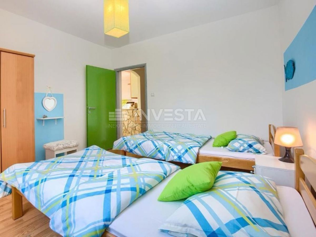 Peroj, trietažna hiša s prostornim vrtom, blizu morja