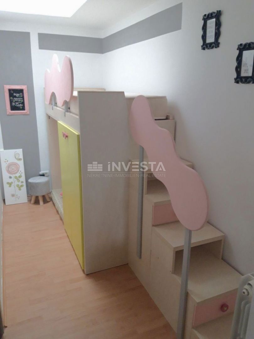 Peroj, trietažna hiša s prostornim vrtom, blizu morja