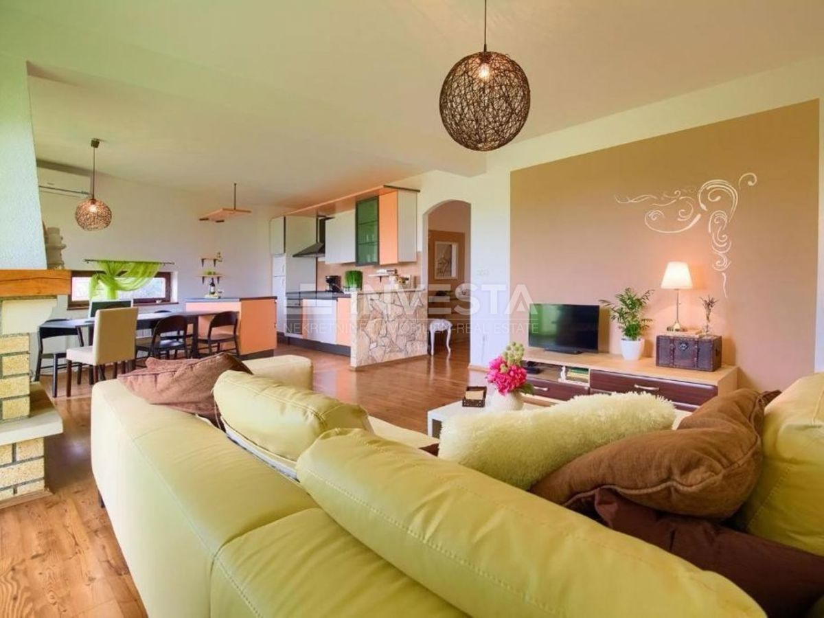 Peroj, trietažna hiša s prostornim vrtom, blizu morja