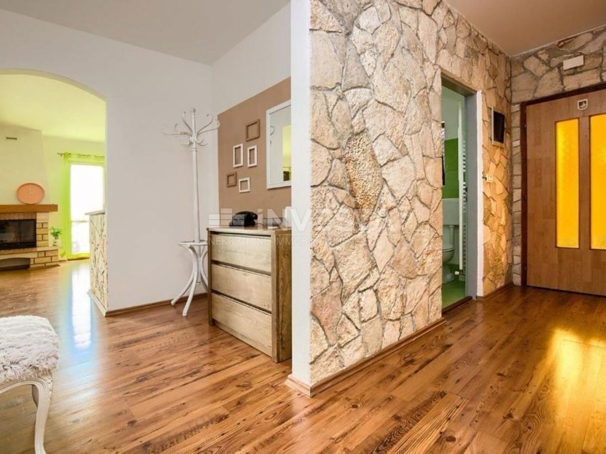 Peroj, trietažna hiša s prostornim vrtom, blizu morja