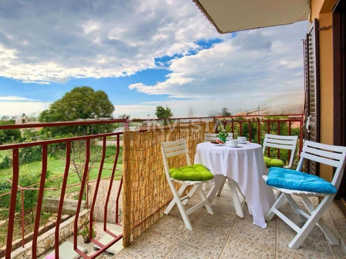 Peroj, trietažna hiša s prostornim vrtom, blizu morja