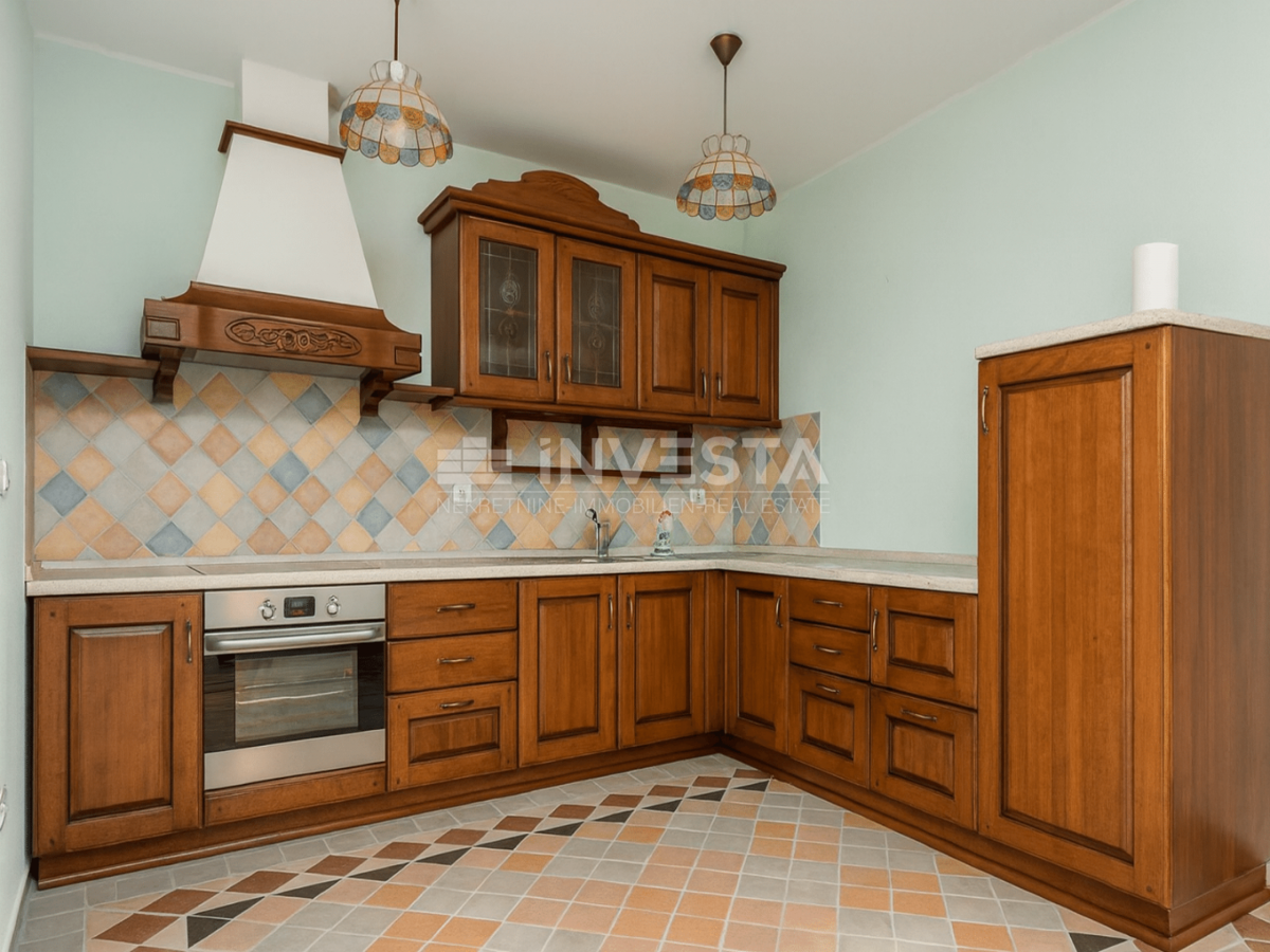 Fažana, izjemno stanovanje blizu plaže, vrt, terasa in parkirišče