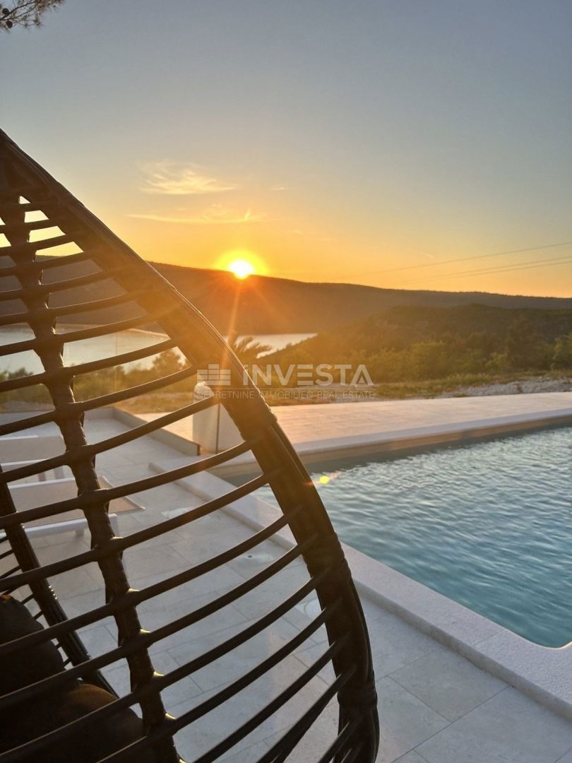 Moderna vila s panoramskim razgledom na morje
