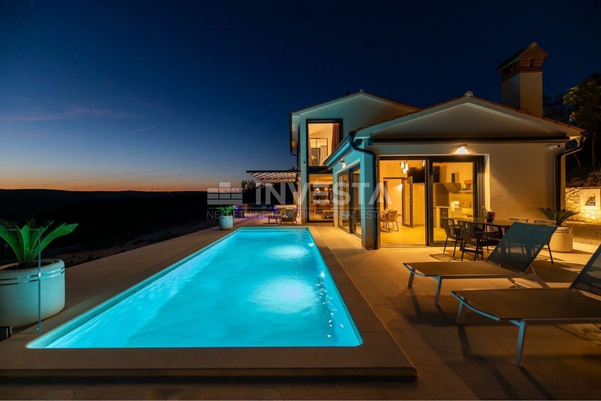 Moderna vila s panoramskim razgledom na morje