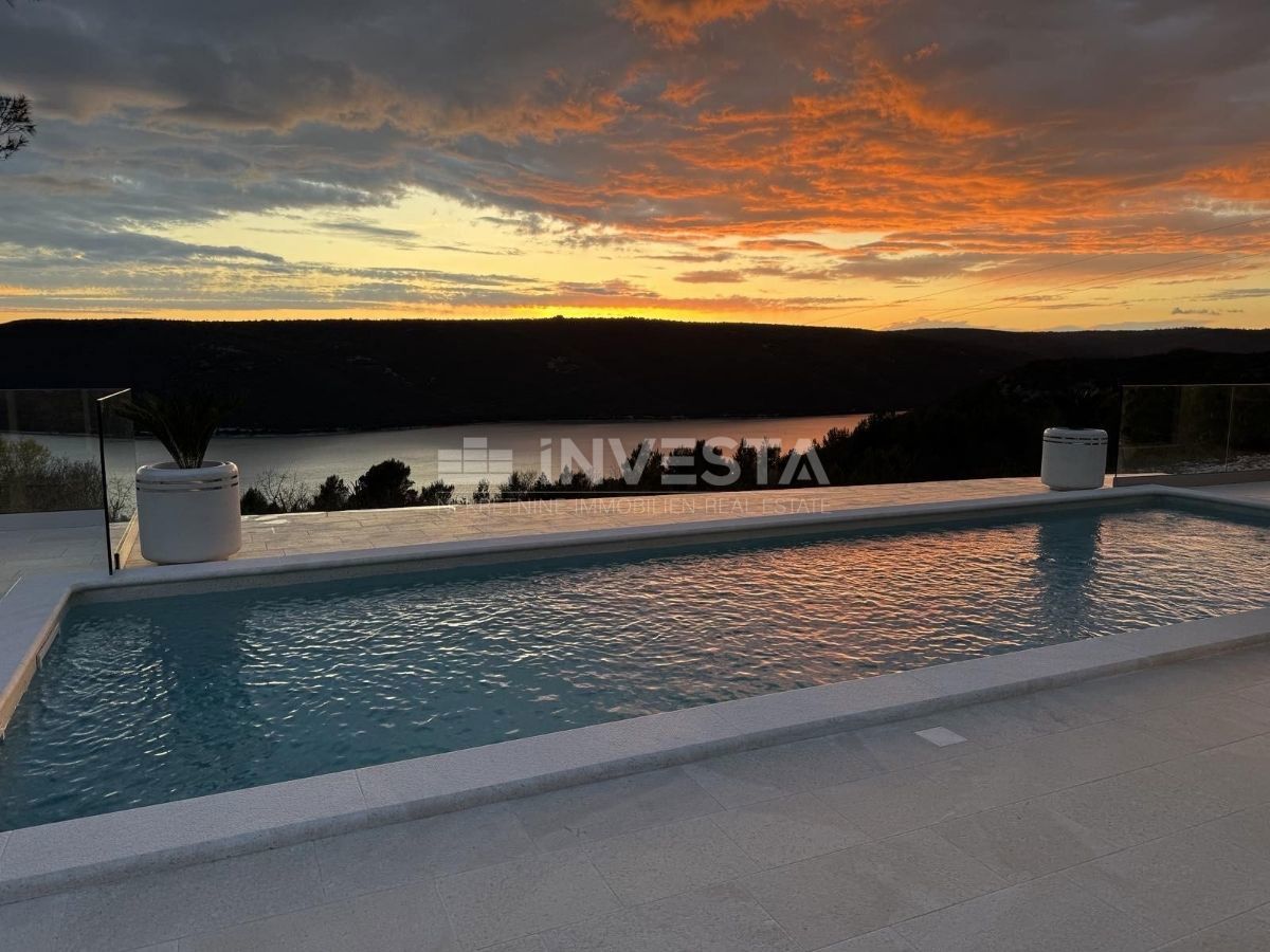 Moderna vila s panoramskim razgledom na morje