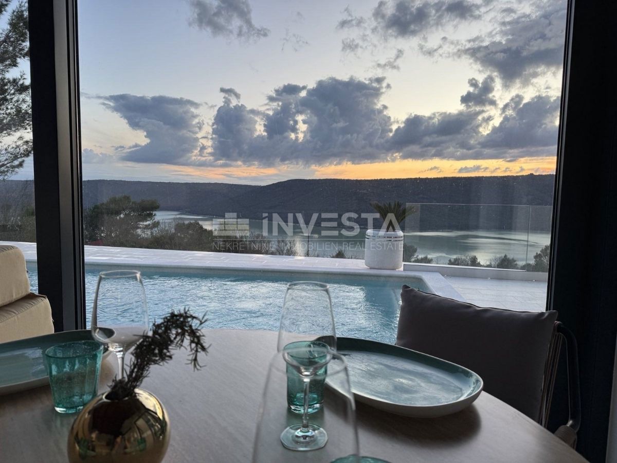 Moderna vila s panoramskim razgledom na morje