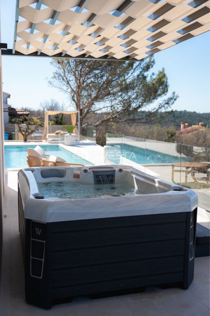 Moderna vila s panoramskim razgledom na morje