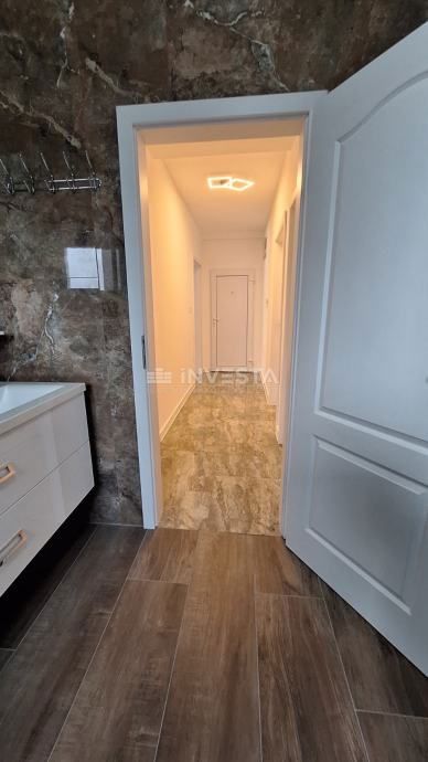 Poreč, stanovanje 100 m², tri spalnice, terase, parkirišče